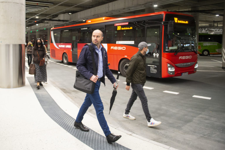 Cestujúci sa musia pripraviť na organizačnú zmenu  na autobusovej stanici Nivy. Foto: Jakub Kotian/TASR