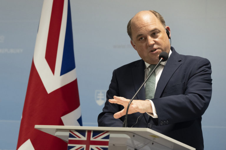 Nie sme Amazon, za zbrane by ste mohli občas aspoň poďakovať, odkázal Zelenskému britský minister obrany