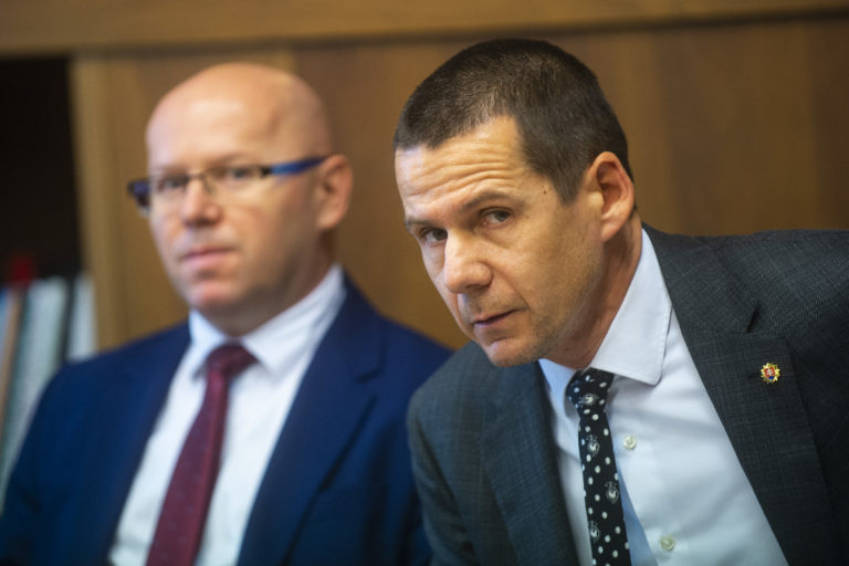 Zľava šéf NAKA Ľubomír Daňko a policajný prezident Štefan Hamran. Foto: Jakub Kotian/TASR
