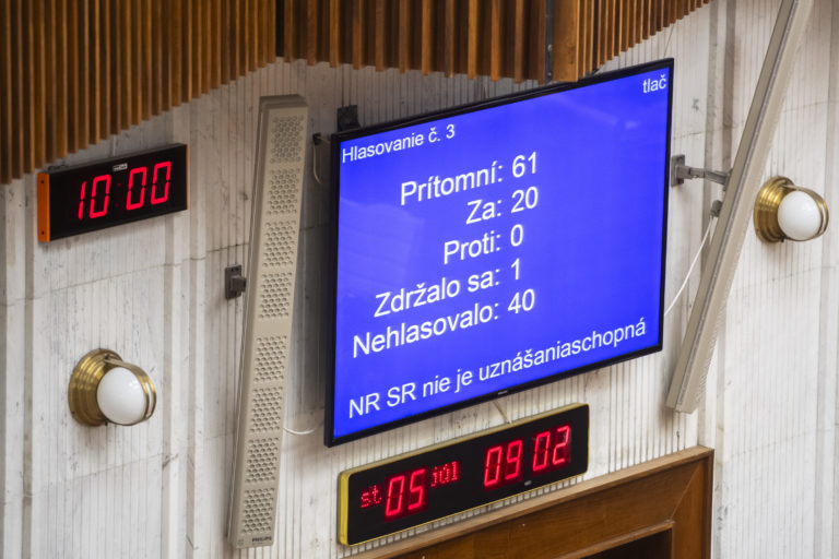 Boris Kollár ani dnes odvolaný nebol. Pomohol mu nezáujem poslancov, liberáli hovoria o bezohľadnosti