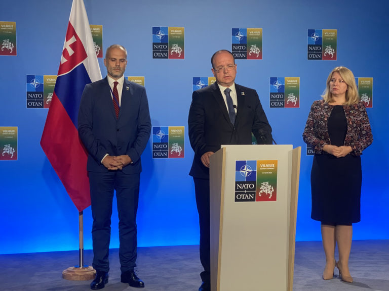 Na snímke sprava prezidentka SR Zuzana Čaputová, minister zahraničných vecí a európskych záležitostí SR Miroslav Wlachovský a minister obrany SR Martin Sklenár počas tlačovej konferencie na konci summitu Severoatlantickej aliancie vo Vilniuse v utorok 12. júla 2023. Foto: Daniel Sanitrik/TASR