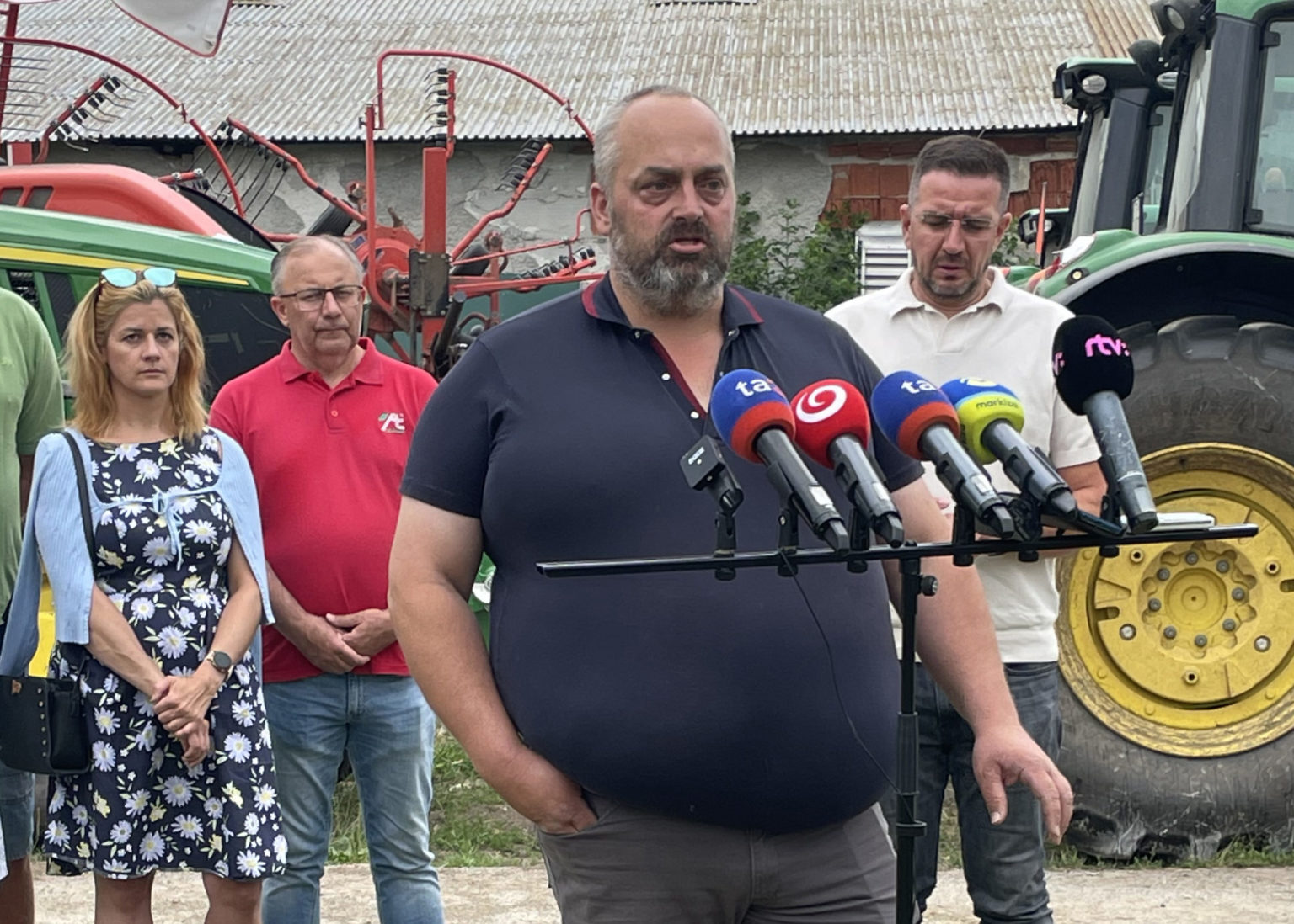 Na snímke majiteľ farmy Martin Sedlačko počas brífingu na farme v obci Háj, okres Turčianske Teplice v stredu 12. júla 2023. Foto: Alexandra Moštková/TASR. 