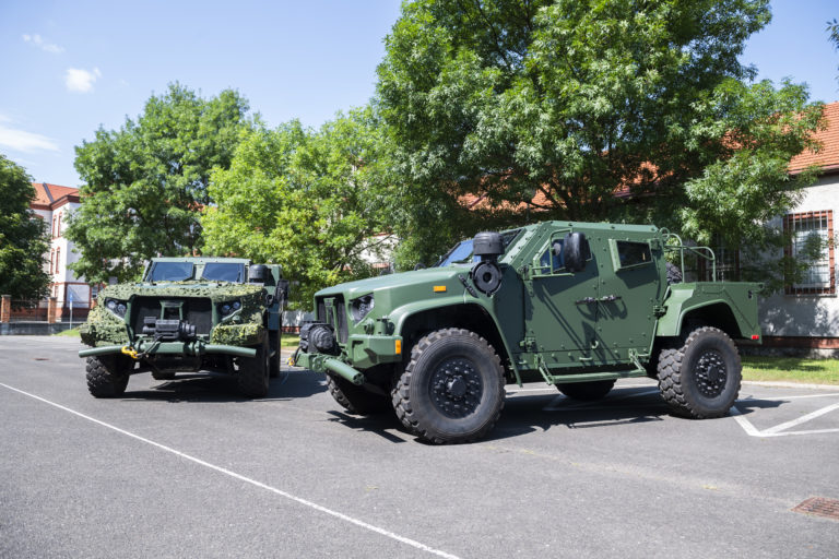 Rezort obrany prijal ponuku USA na vozidlá 4x4, zaplatí ich z amerického fondu