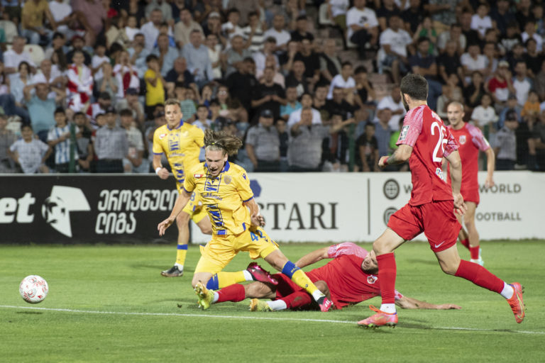 Zoran Záhradník (DAC) a na zemi Zurab Tevzadze (FC Dila Gori) počas odvetného stretnutia 1. predkola Európskej konferenčnej ligy Dila Gori - DAC Dunajská Streda. Foto: Pavel Neubauer/TASR