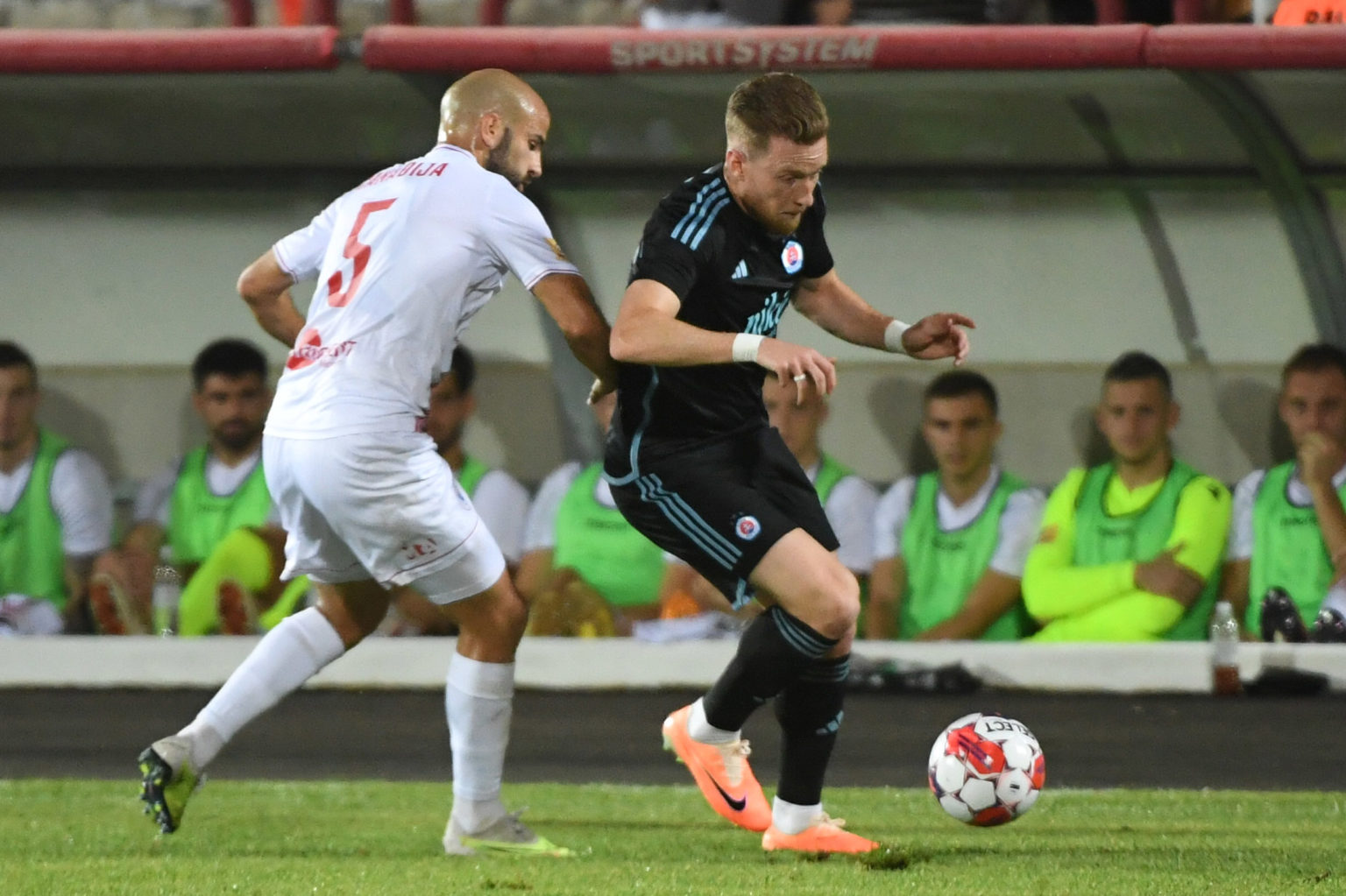 Na snímke sprava Lucas Lovat z ŠK Slovan Bratislava a Dario Čanadjija z Mostaru počas zápasu 2. predkola LM. Foto: Martin Baumann/TASR