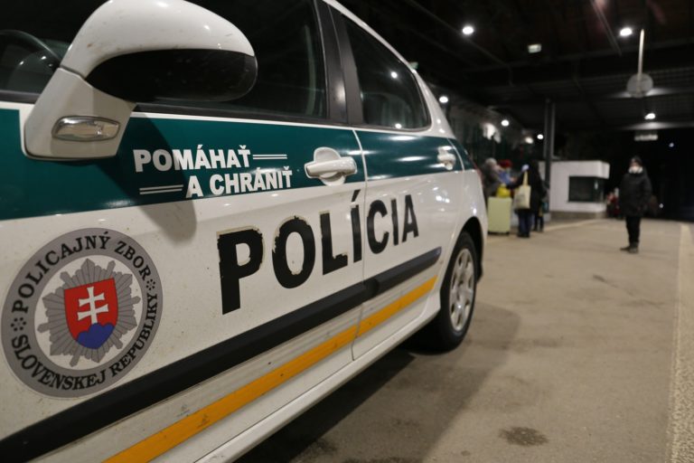 Polícia vyšetruje poškodenie pneumatík v Smolníku počas festivalu