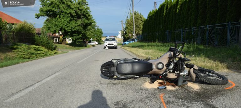 Nehoda v okrese Bánovce nad Bebravou. Vodič motocykla skončil v nemocnici