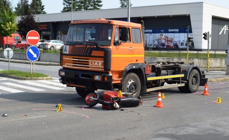 Vodič nerešpektoval svetelné dopravné značenia a nedal prednosť v jazde. Foto: FB Polícia SR - Prešovský kraj