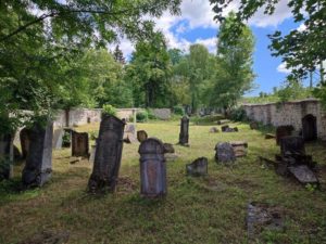 Spúšť po vandaloch na židovskom cintoríne