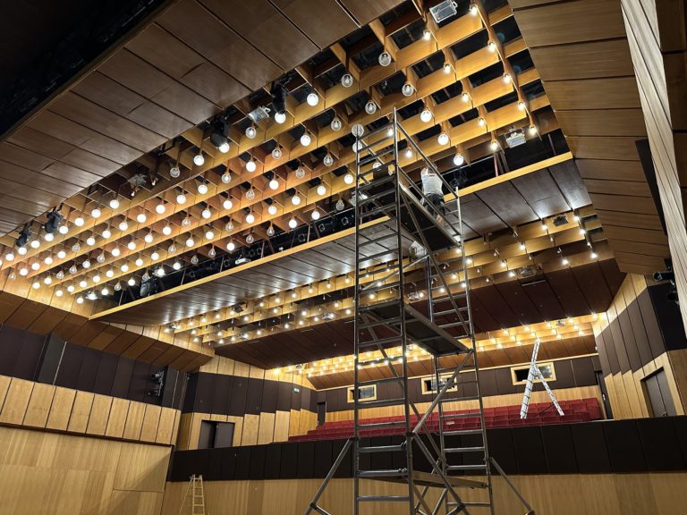 Nové osvetlenie v dome kultúry si vychutnajú už návštevníci Mikulášskeho jazzového festivalu