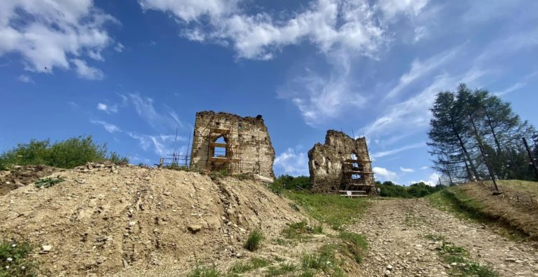Zrúcaninu Holumnického hradu obnovujú. Poznáte jeho históriu?