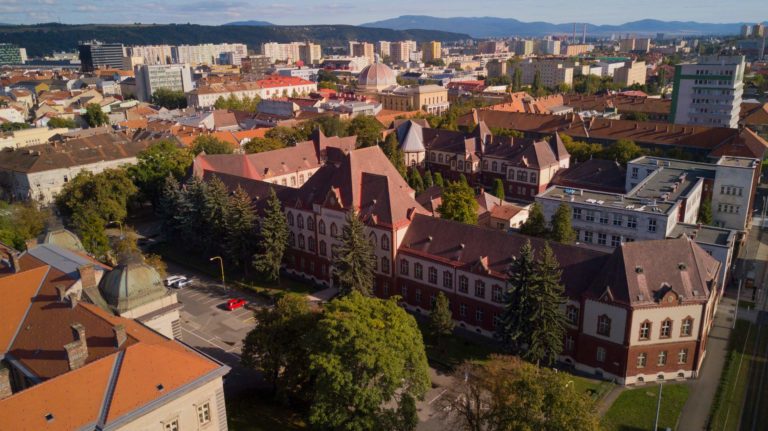 Vo fáze verejného obstarávania je dokončenie rekonštrukcie fasády na Gymnáziu Šrobárova v Košiciach. Foto: FB Gymnázium, Šrobárova 1