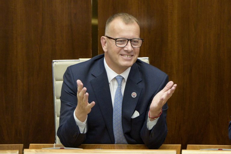 Kým budeme migrantom potvrdenie vydávať, dovtedy k nám budú chodiť, uviedol sklamaný Kollár po ďalšom neotvorení schôdze