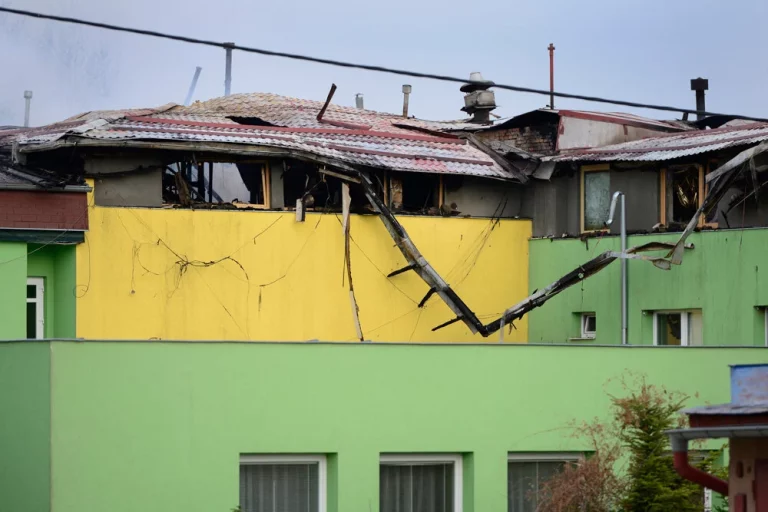 Minuloročný požiar úplne zničil vrchnú časť budovy. Foto: tasr