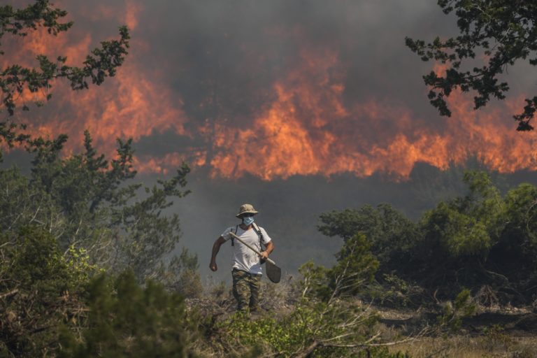 Grécko pre požiare vyhlásilo na ostrove Rodos výnimočný stav