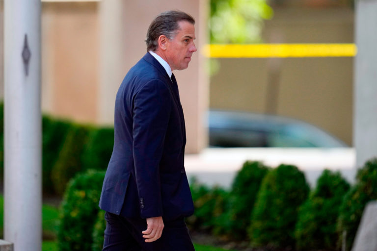 Hunter Biden prichádza na súd. Zdroj: TASR/AP