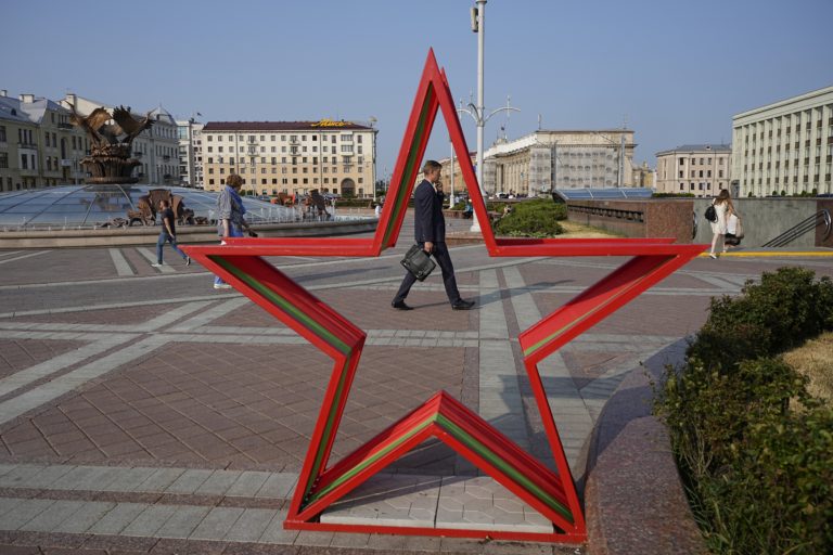Ľudia chodia po Námestí nezávislosti počas západu slnka v Minsku, Bielorusko, v stredu 5. júla 2023. Foto: TASR/AP
