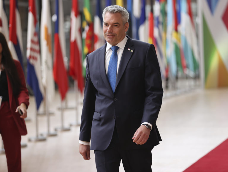 Rakúsky kancelár Karl Nehammer prichádza na začiatok dvojdňového samitu EÚ a CELAC. Foto: TASR/AP