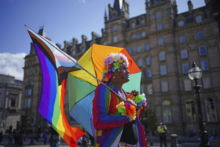 Účastník kráča pred prehliadkou Pride in Liverpool v Liverpoole v Anglicku v sobotu 29. júla 2023. Foto: TASR/AP
