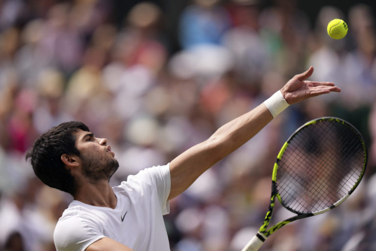 Alcaraz otočil finále v Paríži, odvrátil tri mečbaly a obhájil titul