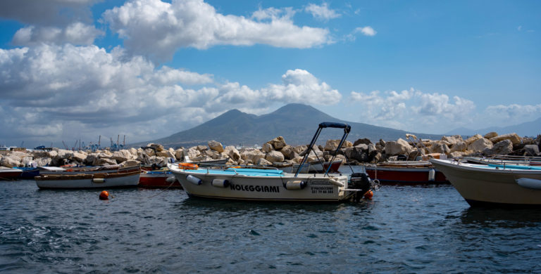 Pre lesný požiar na úpätí Vezuvu uzavreli všetky turistické trasy