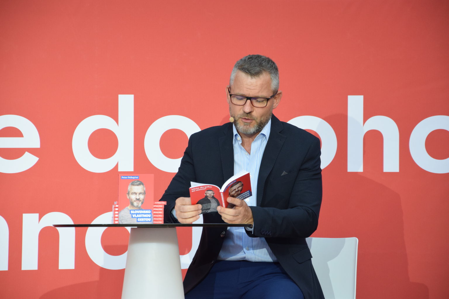 Peter Pellegrini počas krstu knihy. Foto: Rasťo Harakal