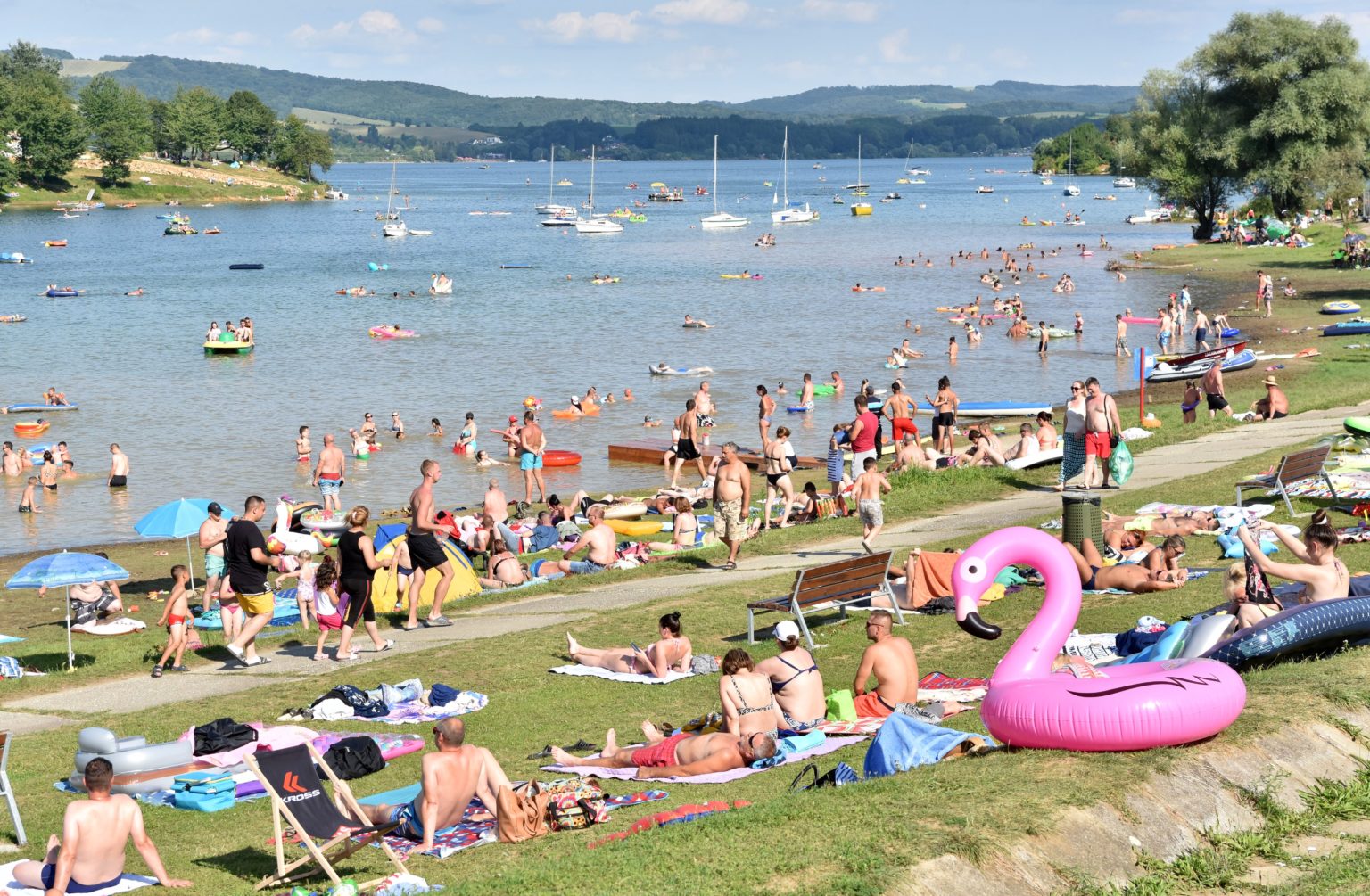 Rekreanti sa kúpu v zátoke vodnej nádrže Domaša - Dobrá v obci Kvakovce. Foto: Roman Hanc/TASR