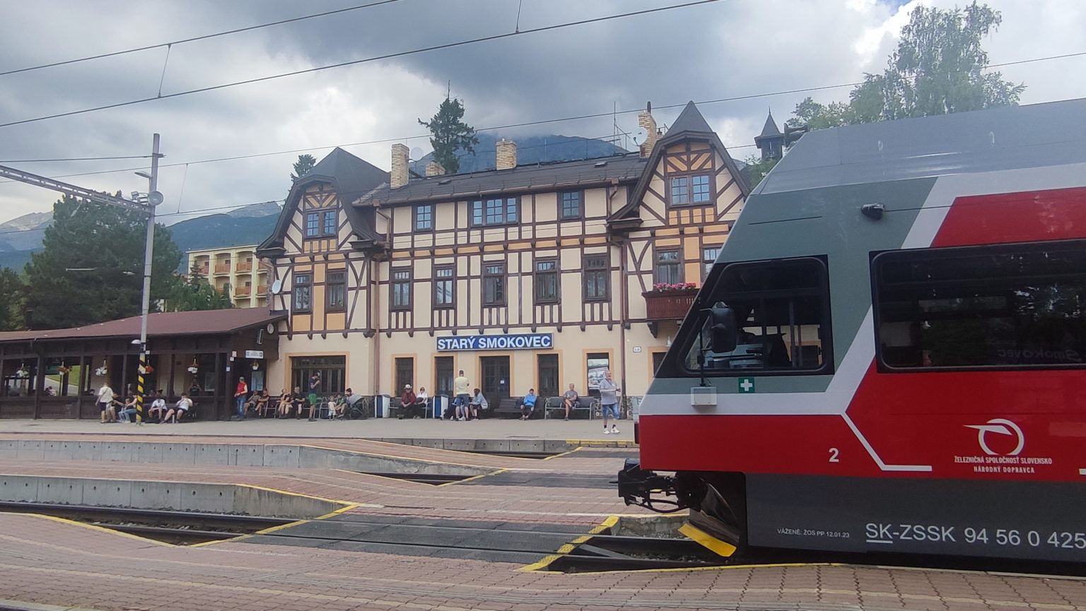 Zmodernizovaná električka radu 425.95 Kriváň na stanici v Starom Smokovci. Foto: Rastislav Ovšonka