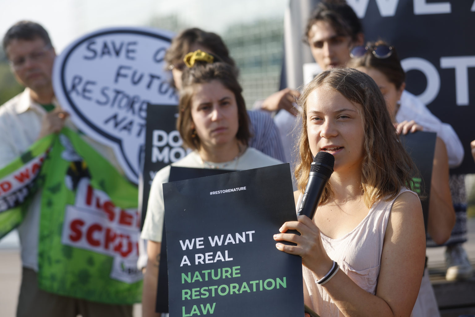 Švédska klimatická aktivistka Greta Thunbergová rozpráva počas  demonštrácie pred Európskym parlamentom v Štrasburgu 11. júla 2023. Foto: TASR/AP