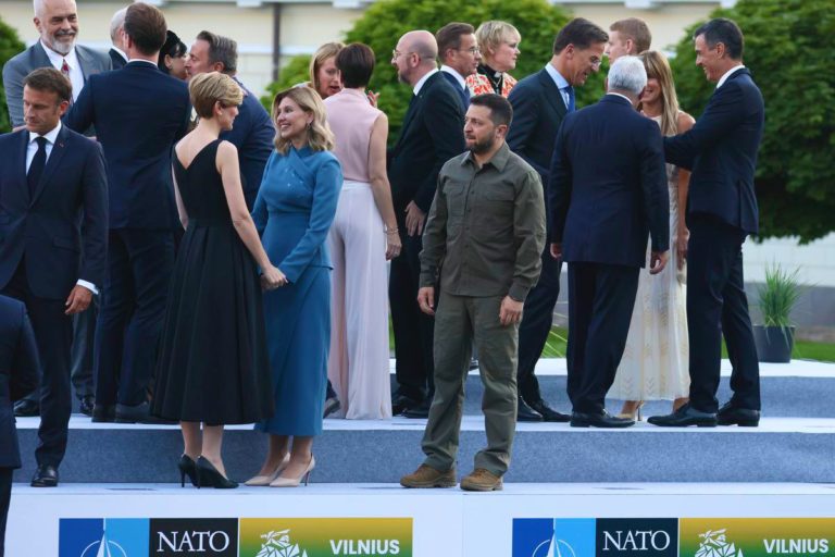 V strede snímky ukrajinský prezident Volodymyr Zelenskyj. Foto: Twitter/Simon Ateba