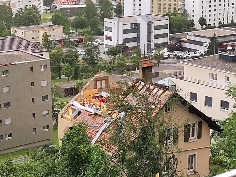 Záber zo situácie po tornáde vo Švajčiarsku. Foto Twitter/MeteoSchweiz