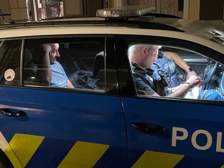 V Tallinne zadržali ruského novinára, na veľvyslanectvo Ruska hádzal vajcia