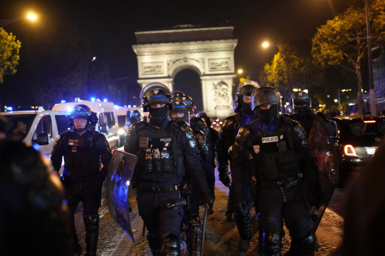 Policajti hliadkujú pred Víťazným oblúkom na bulvári Champs-Élysées v Paríži. Foto: TASR/AP