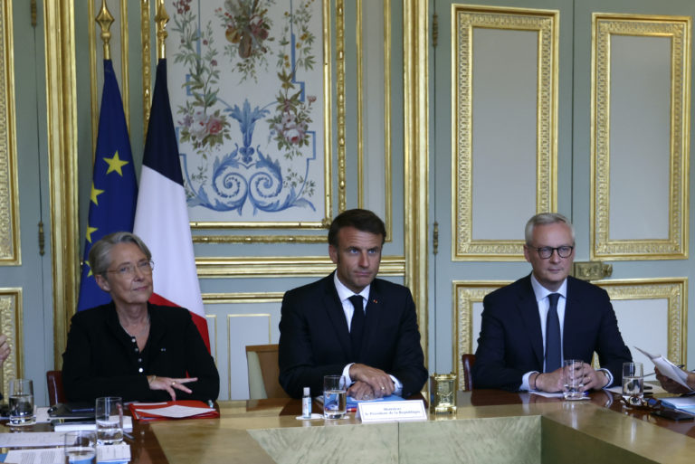 Emmanuel Macron (uprostred), francúzska premiérka Élisabeth Borneová (vľavo) a francúzsky minister financií Bruno Le Maire sa zúčastňujú na mimoriadnom zasadnutí vlády v krízovom centre ministerstva vnútra v Paríži v nedeľu 2. júla 2023. Foto: TASR/AP