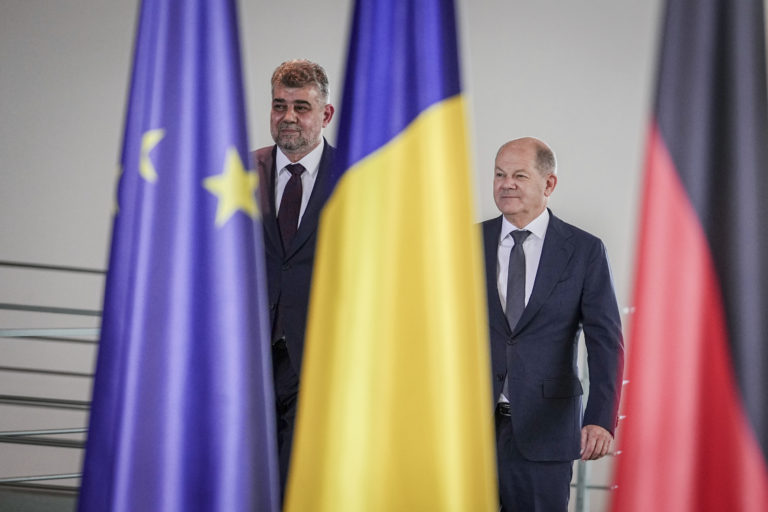 Nemecký kancelár Olaf Scholz (vpravo) a rumunský premiér Marcel Ciolacu prichádzajú na tlačovú konferenciu 4. júla 2023 v Berlíne. Foto: TASR/AP