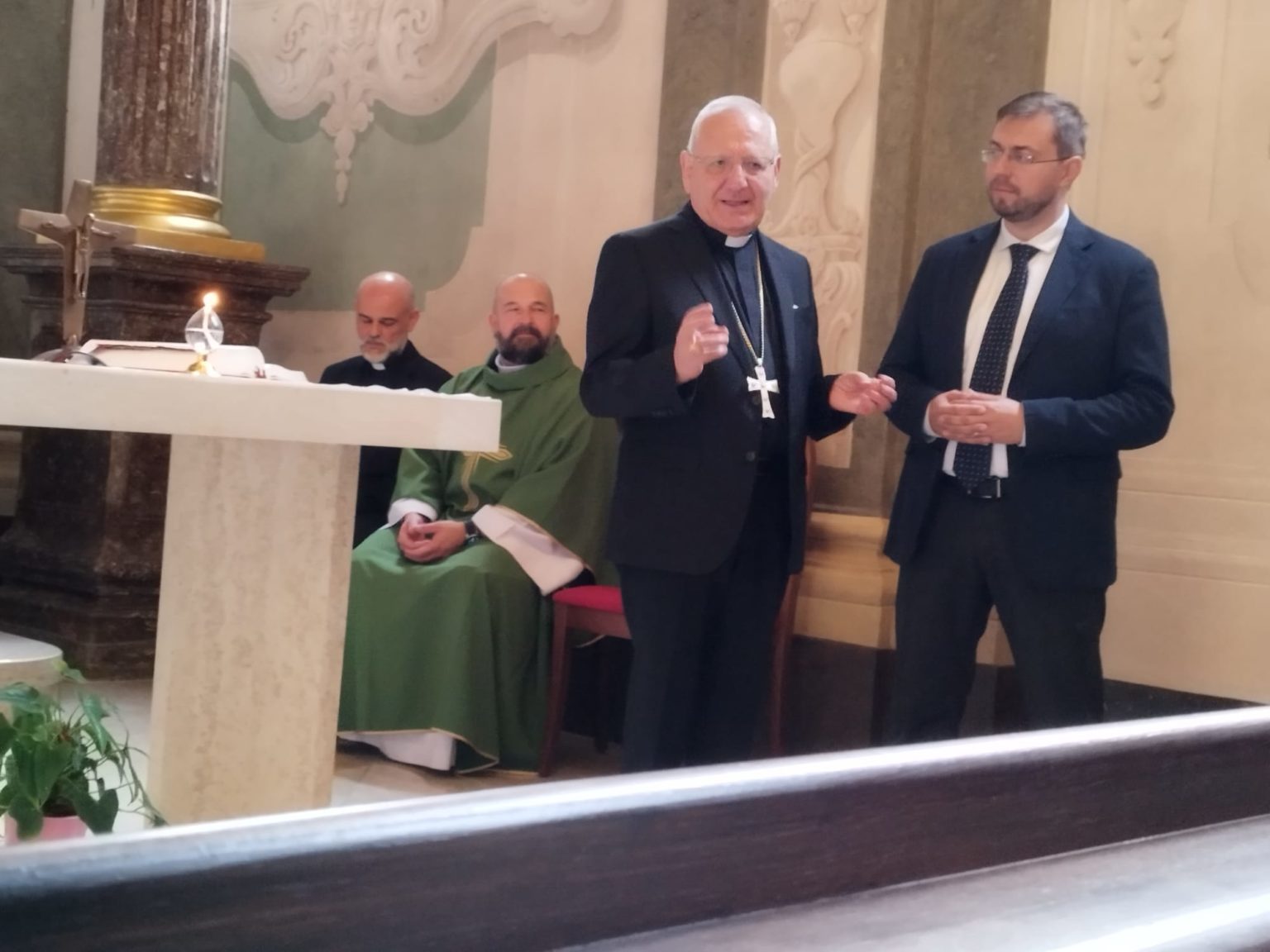 Na fotke sprava Michal Považan a kardinál Sako. V pozadí kňaz Ján Buc. Záber vznikol počas omše v kaplnke úradu vlády SR v októbri 2022. Foto: archív Michala Považana