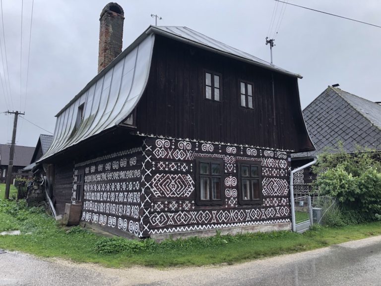 Čičmany sú nádhernou rozprávkovou dedinkou na Slovensku. FOTO: kamnavylety.sk