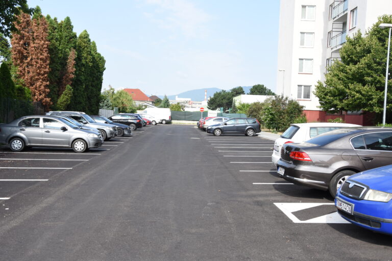 Trenčania sa dočkali. Mesto zainvestovalo tisíce eur do nových parkovacích miest a chodníkov