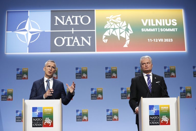 Generálny tajomník NATO Jens Stoltenberg (vľavo) rozpráva počas tlačovej konferencie s litovským prezidentom Gitanasom Nausédom pred summitom NATO vo Vilniuse 10. júla 2023. Foto: TASR/AP