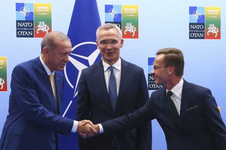Turecký prezident Recep Tayyip Erdogan (vľavo) si podáva ruku so švédskym premiérom Ulfom Kristerssonom (vpravo), zatiaľ čo sa na nich pozerá generálny tajomník NATO Jens Stoltenberg pred stretnutím pred samitom NATO v pondelok 10. júla 2023 v litovskom Vilniuse. Foto: TASR/AP