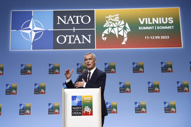 Generálny tajomník NATO Jens Stoltenberg rozpráva počas tlačovej konferencie na summite NATO vo Vilniuse 11. júla 2023. Foto: TASR/AP