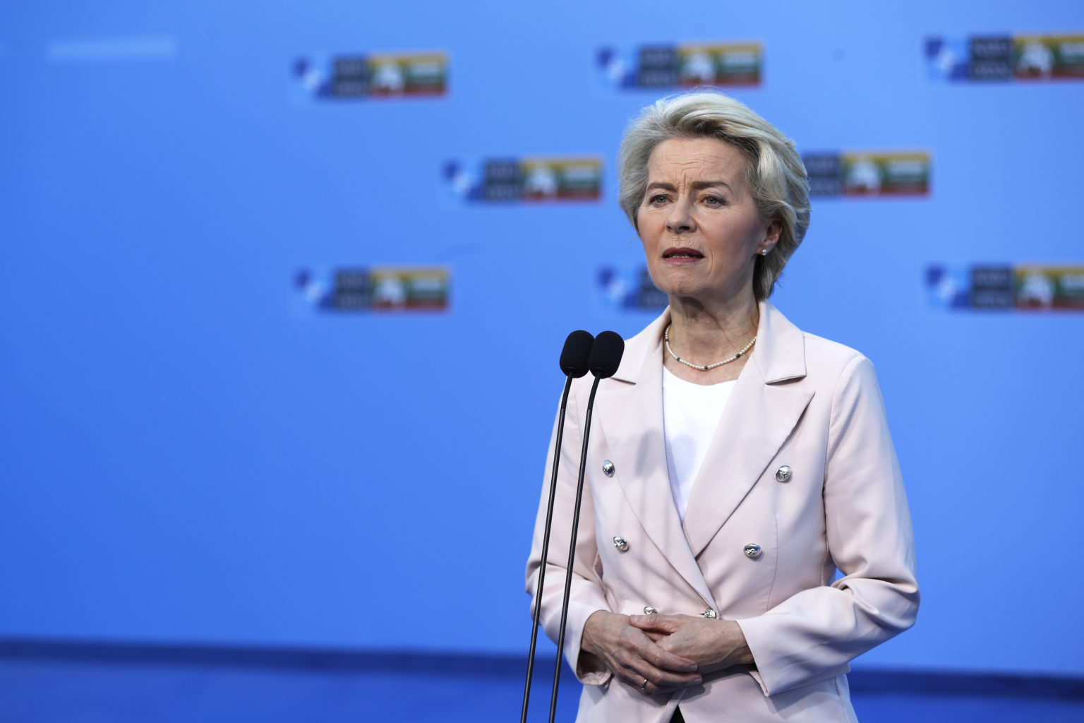 Predsedníčka Európskej komisie Ursula von der Leyenová hovorí s médiami pri príchode na samit NATO v litovskom Vilniuse v stredu 12. júla 2023. Foto: TASR/AP