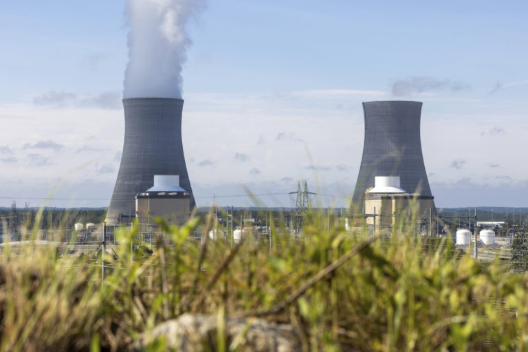 Tretí blok (zľava) a štvrtý blok jadrovej elektrárne Vogtle pri meste Waynesboro v štáte Georgia 31. júla 2023. Foto: TASR/AP