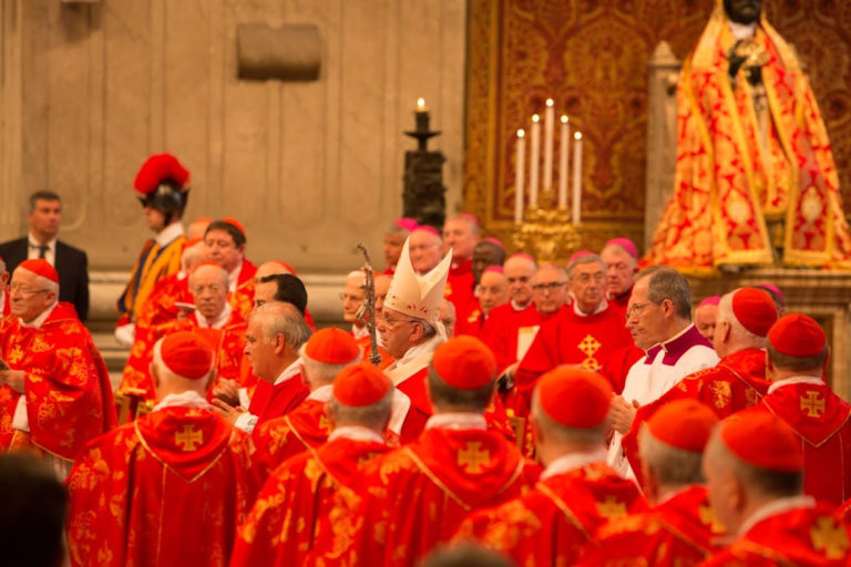 Dekadentný Západ, zneváženie synody. Kardináli opäť hovoria o žehnaní nezriadených párov