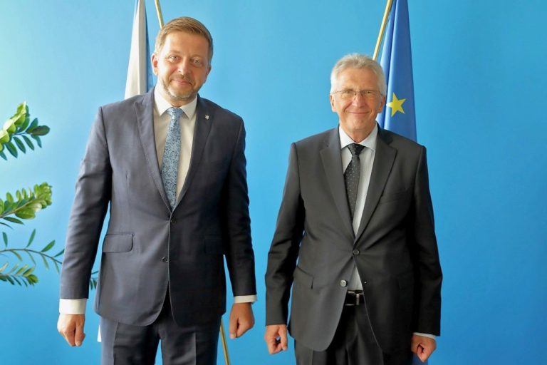 Na snímke slovenský minister vnútra Ivan Šimko (vpravo) a jeho český rezortný partner Vít Rakušan pózujú počas stretnutia v Prahe vo štvrtok 13. júla 2023. Foto: TASR/MV SR
