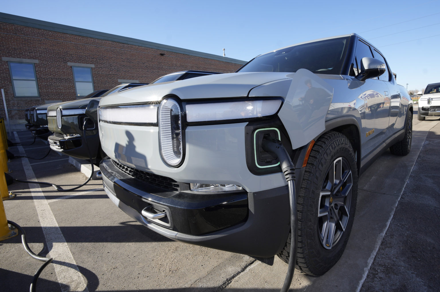 Pick-up Rivian R1T sa nabíja v doručovacom a servisnom stredisku Rivian v stredu 8. februára 2023 v Denveri. Foto: TASR/AP