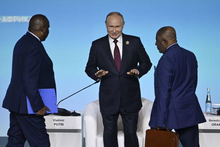Ruský prezident Vladimir Putin (uprostred) prichádza na druhý rusko-africký summit v Petrohrade vo štvrtok 27. júla 2023. Foto: TASR/AP