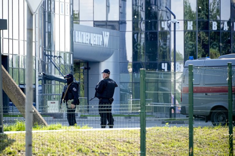 Policajti strážia oblasť pri kancelárii centra žoldnierskej Vagnerovej skupiny v Petrohrade. Foto: TASR/AP