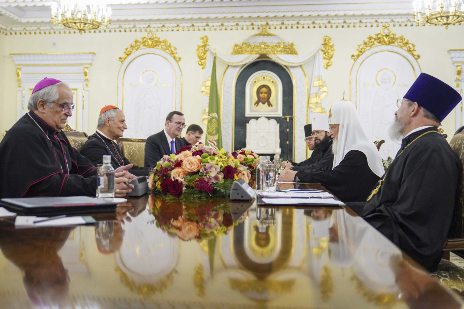 Na snímke druhý zľava mierový vyslanec pápeža Františka kardinál Matteo Zuppi počas stretnutia s patriarchom ruskej pravoslávnej cirkvi Kirillom (druhý sprava). Foto: TASR/AP      