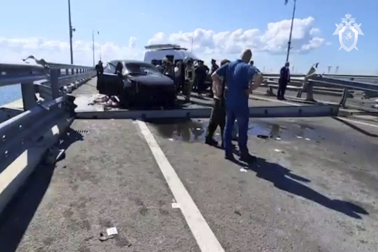 Na videosnímke vyšetrovatelia na mieste poškodenia Krymského mostu. Foto: TASR/AP